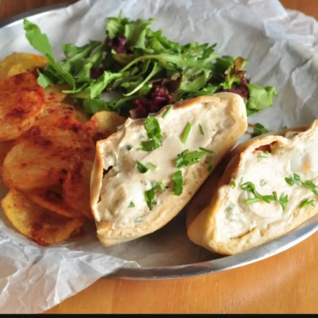 Vegetarian plate with salad and filled bread